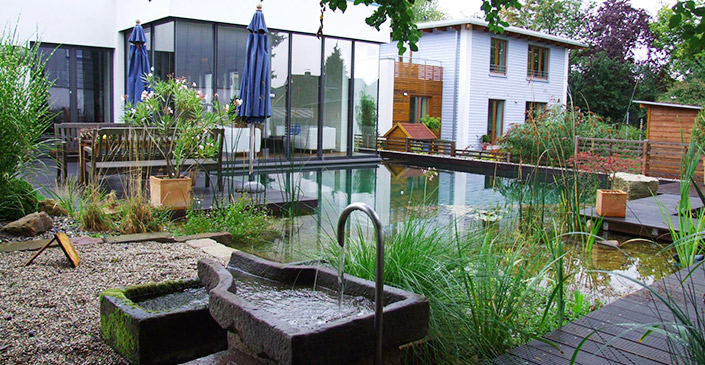 Niklas Sobotta Garten- und Landschaftsbau: Wasser verzaubert den Garten ... Wasser verzaubert den Garten ...