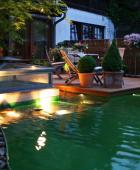 Schwimmteich mit Wasserbeleuchtung