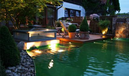 Schwimmteich mit Wasserbeleuchtung