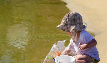 Der Schwimmteich lädt Kinder zum Spielen und Plantschen ein