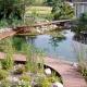 Klassischer Holzsteg im Gartenteich