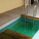 Metallleiter im Naturpool