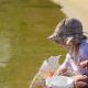Der Schwimmteich lädt Kinder zum Spielen und Plantschen ein