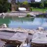 Sanierter Schwimmteich mit Unterwasserbeleuchtung
