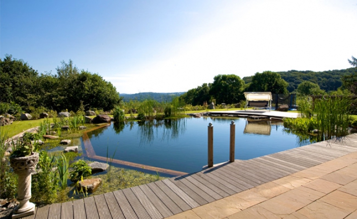 Schwimmteich Kosten richten sich nach Größe und Ausstattung