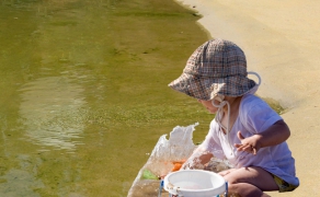 Der Schwimmteich lädt Kinder zum Spielen und Plantschen ein